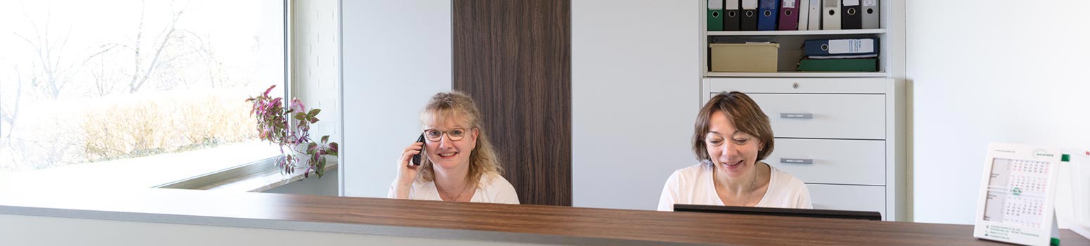 Empfangstheke der Zahnarztpraxis Sabine Beile